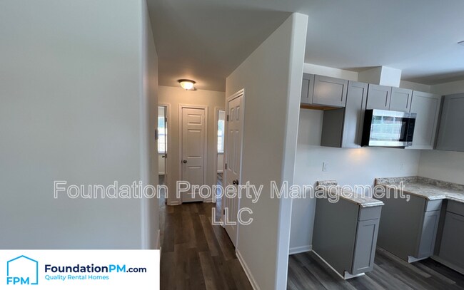 Building Photo - 3004 Meadowfair Rd