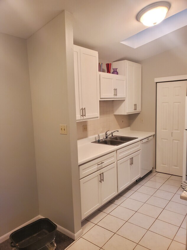New kitchen cabinets. - 17067 Sandalwood Creek Dr