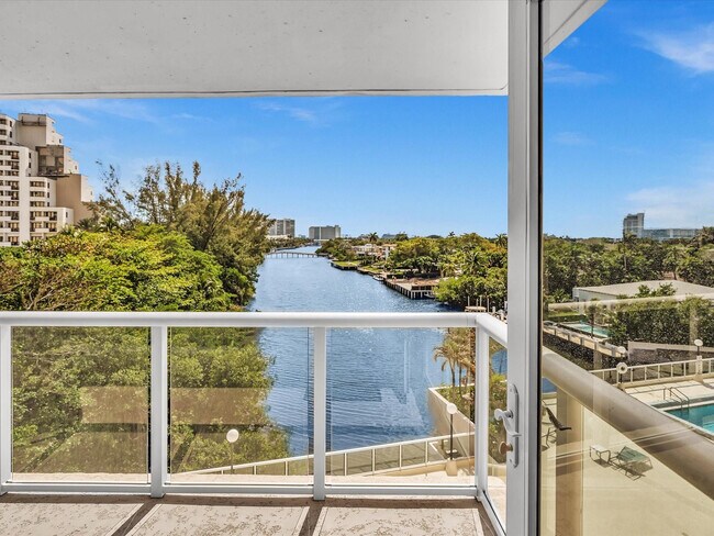 Foto del edificio - 3000 Holiday Dr