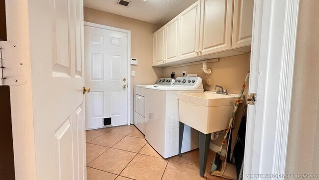 Foto del edificio - 9546 Worswick Ct