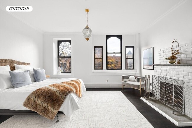 Foto del edificio - 105 Manhattan Ave