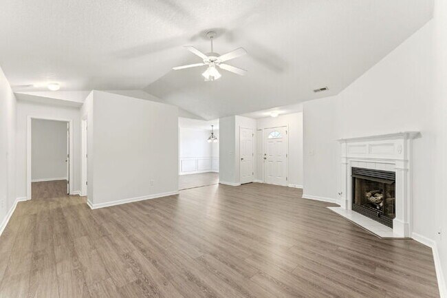 Foto del edificio - Charming 3-Bedroom Retreat with Cozy Fireplace in Simpsonville