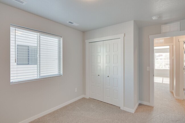 Foto del edificio - This gorgeous 3 bedroom, 2.5 bath townhome is 1440 square feet of HOME!