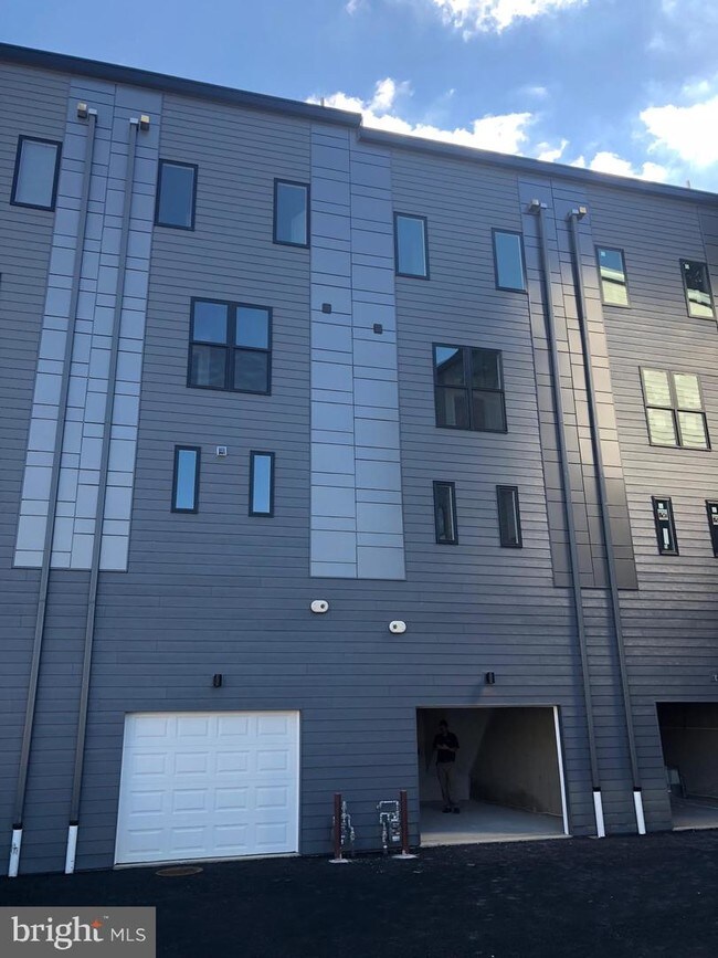Building Photo - 434 Kingsley St