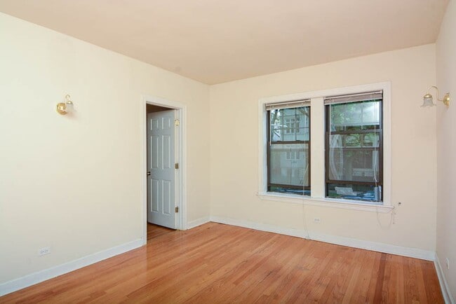 Building Photo - 1117 W Wellington Ave