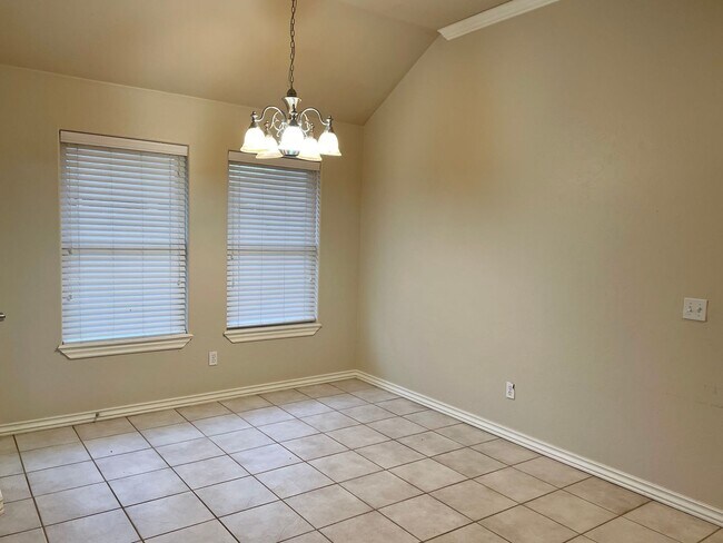 Building Photo - Great 4 Bed In Edmond Schools!!