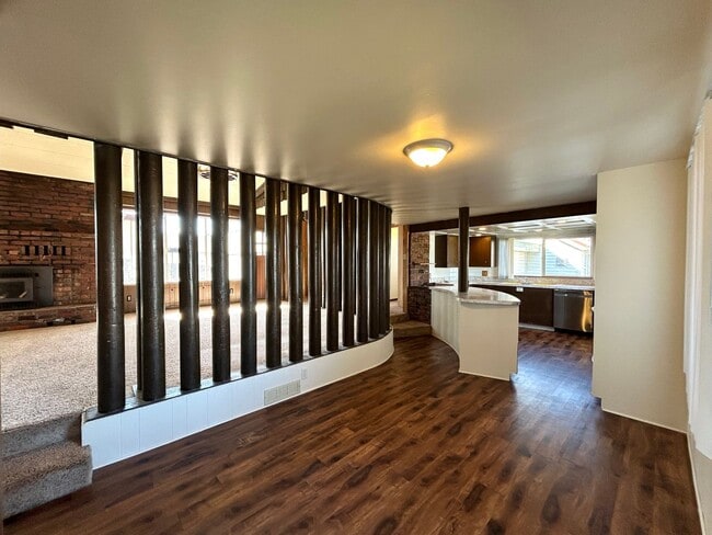 Building Photo - Unique 5 Bedroom Home