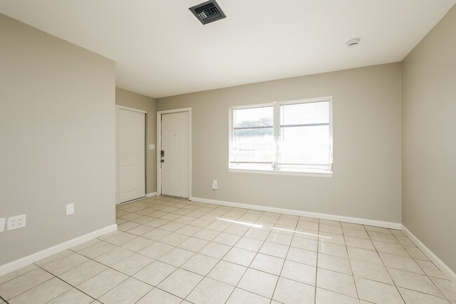 Building Photo - 8910 Cypress Lake Dr