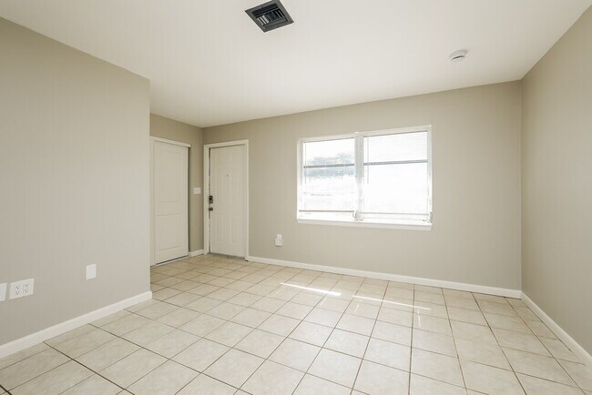 Foto del edificio - 8910 Cypress Lake Dr