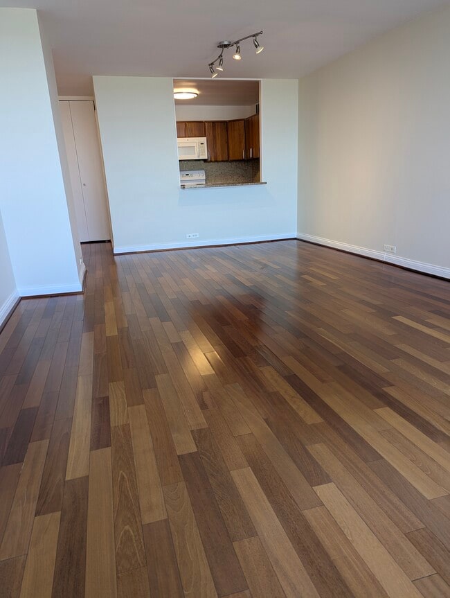 Building Photo - 5415 N Sheridan Rd