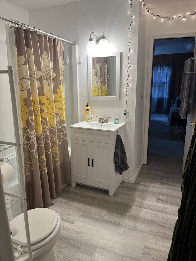 Baño - 437 S Peachtree St