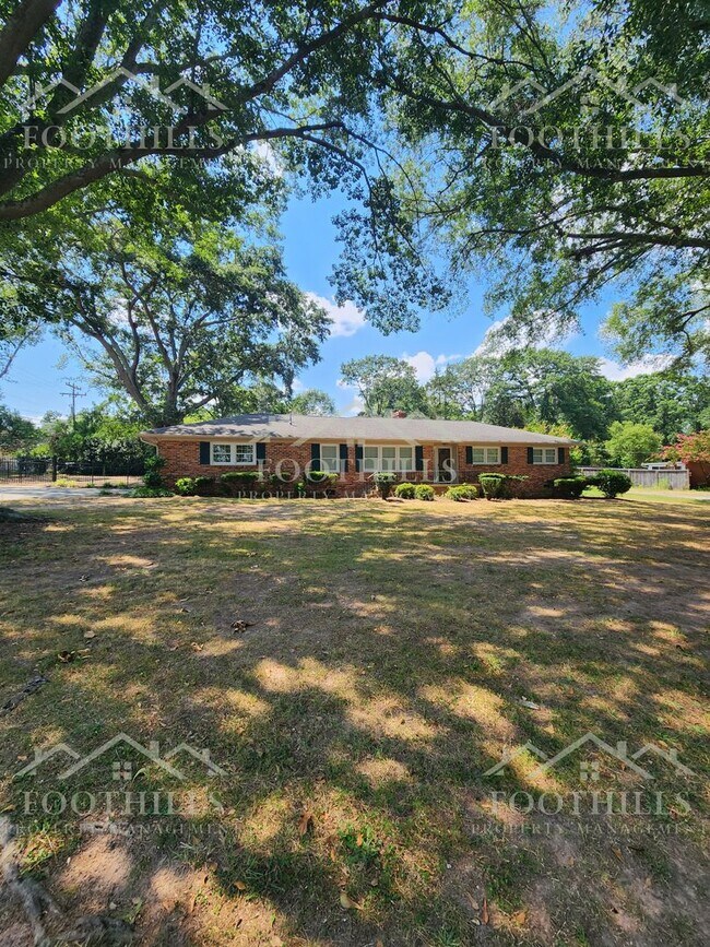 Foto del edificio - 3-Bedroom Home with Fresh Updates and Fenc...