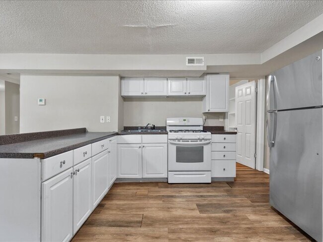 Building Photo - 10 W 98th St