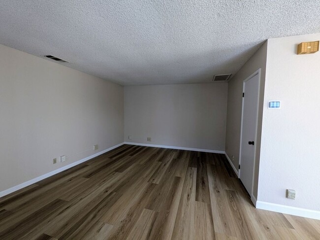 Building Photo - 6091 Montgomery Ct