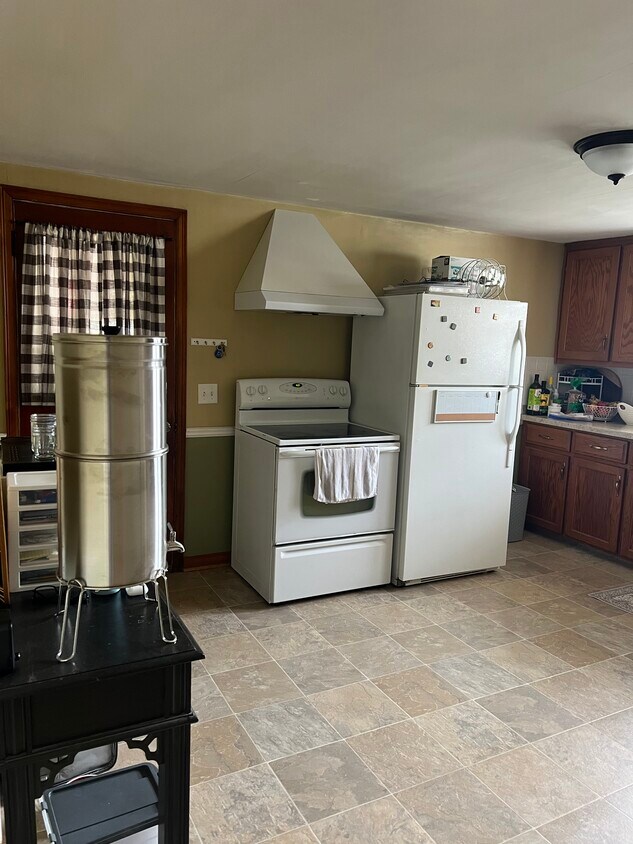 Kitchen - 1004 Desnoyer St