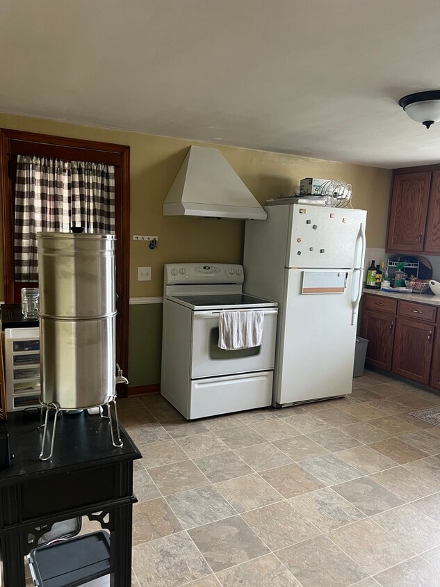 Kitchen - 1004 Desnoyer St