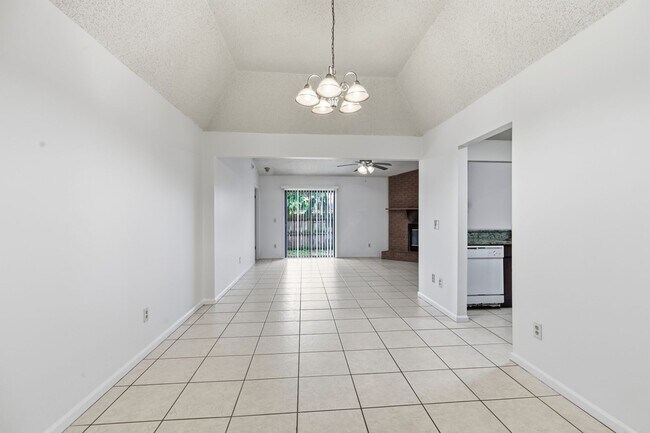 Foto del edificio - Convenient Turnkey Living in Colony Cove