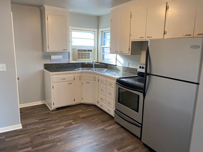 Building Photo - A must see!!! This spacious and newely upd...