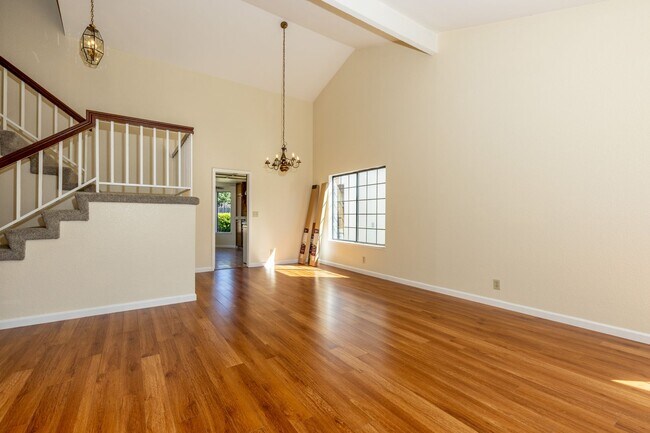 Building Photo - 4 bed/3 bath Single Family Home w/ large backyard!