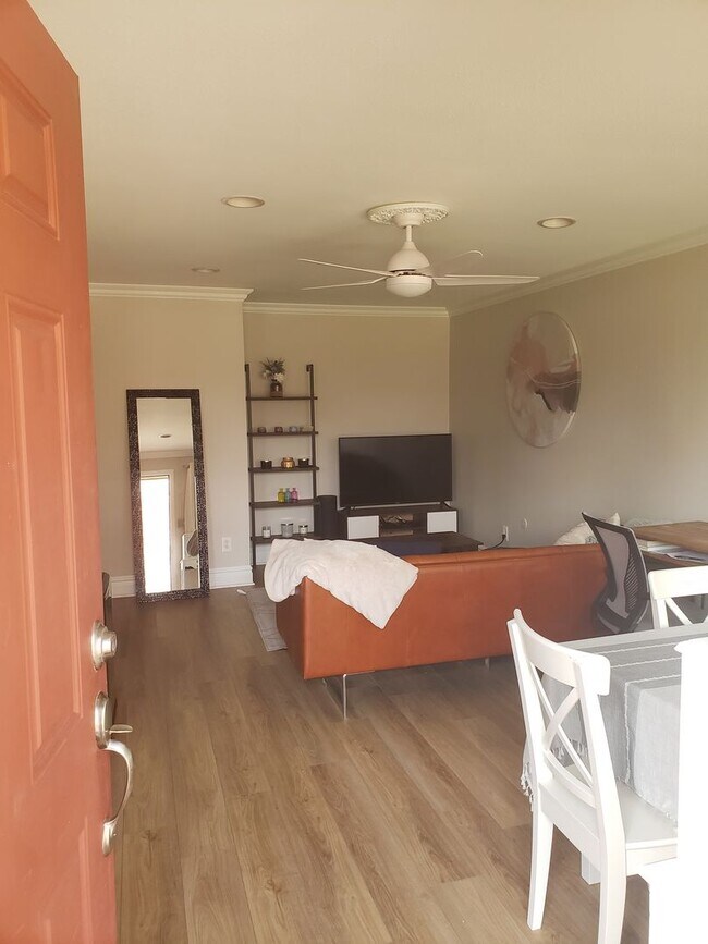 Building Photo - Stylishly Updated 2BR Townhome Near City Park Denver