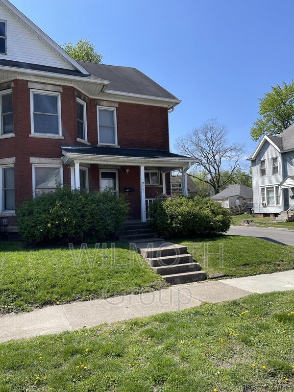 Primary Photo - 801 E Main St