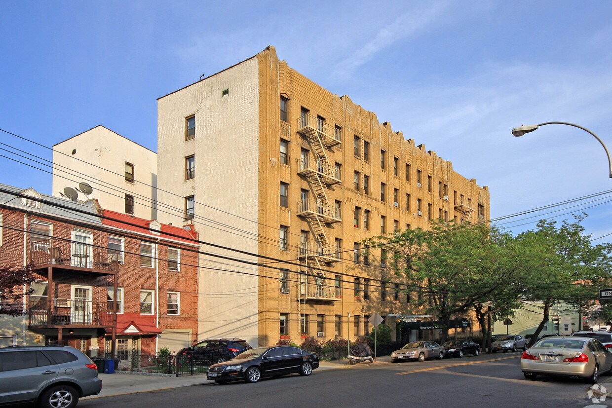 Primary Photo - Newtown Manor