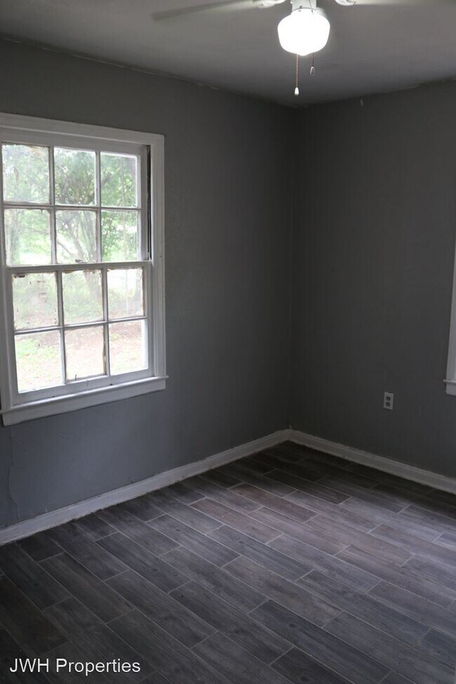 Building Photo - 2 br, 1 bath House - 3051 Valley Ridge Dr