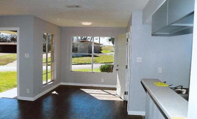 Building Photo - 2800 LOVELL DR #B
