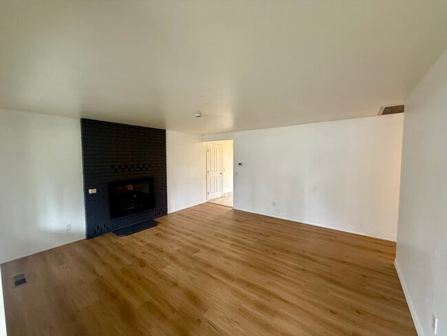 Building Photo - 7806 3rd Ave SE