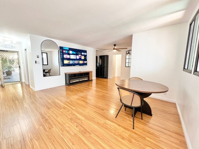Building Photo - Charming 1BD + Den Condo in Bluff Park – Secured Parking & Prime Coastal Location