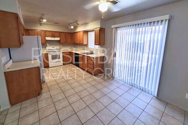 Building Photo - 8585 W Santa Cruz Blvd