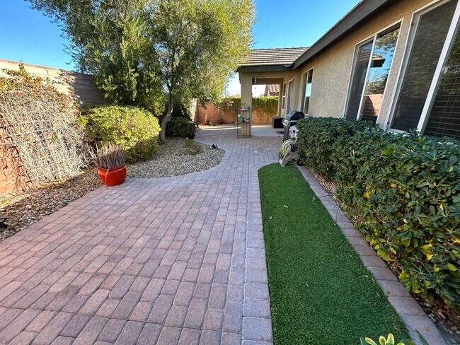 Building Photo - One story home 3 bedrooms and 2 full bathr...