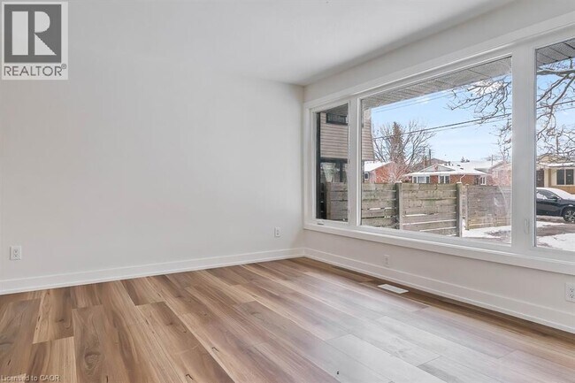 Photo du bâtiment - 270 Montmorency Dr