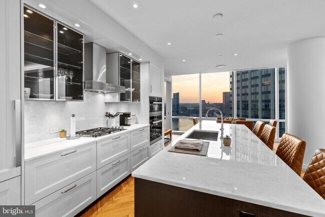 Building Photo - 300 International Drive