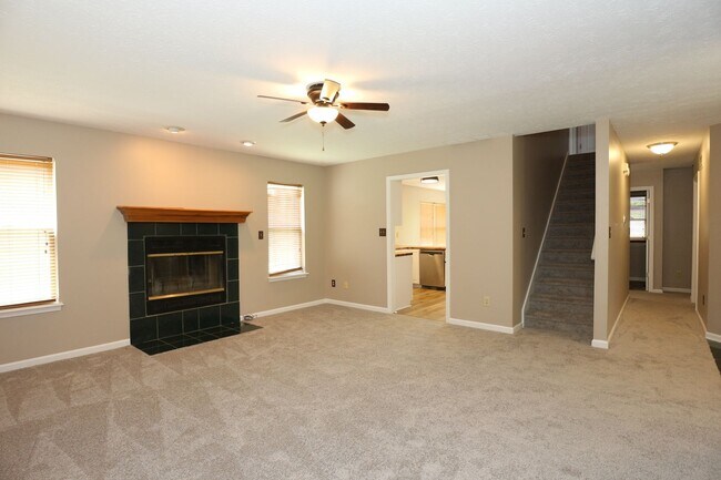 Building Photo - Large 5 Bedroom Westfield Home!