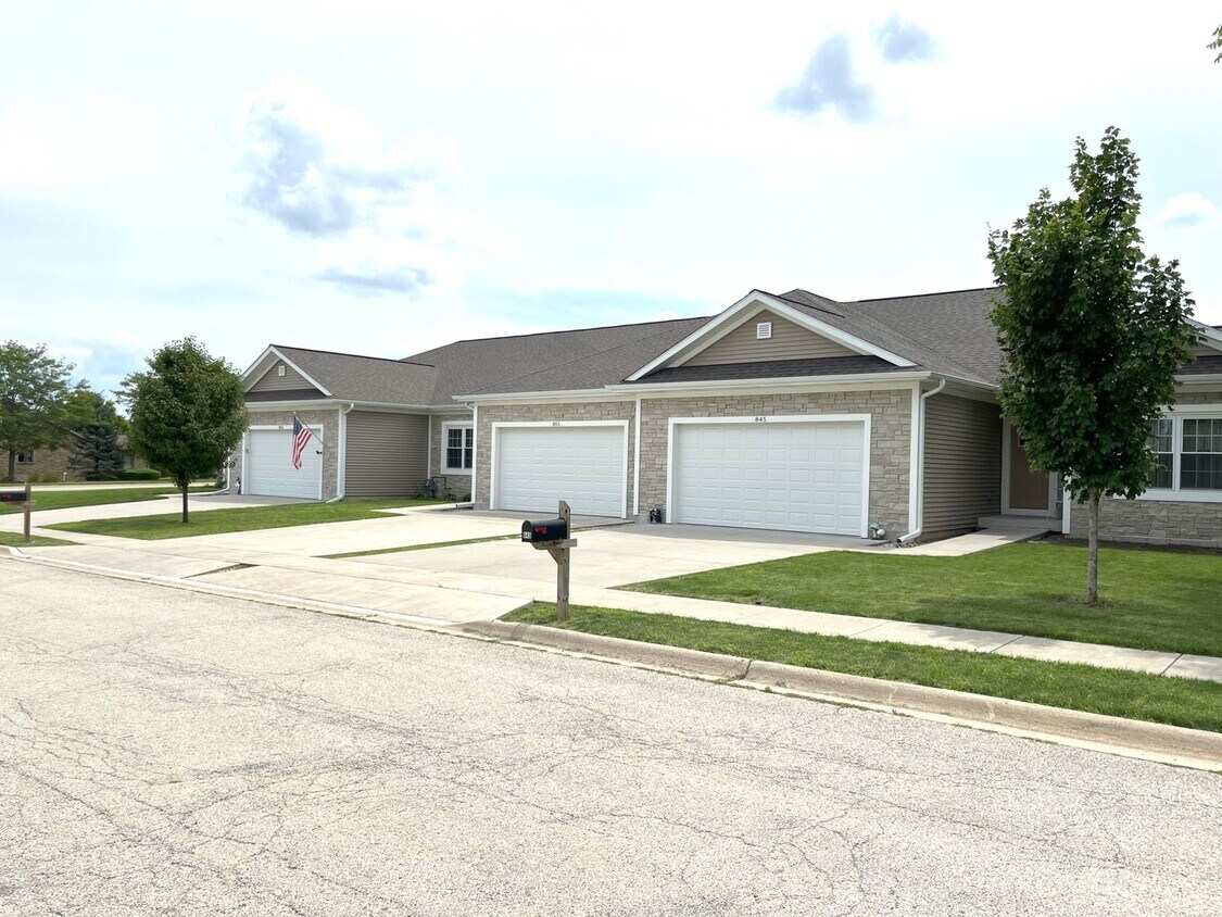 Primary Photo - 855 Meadow Ln