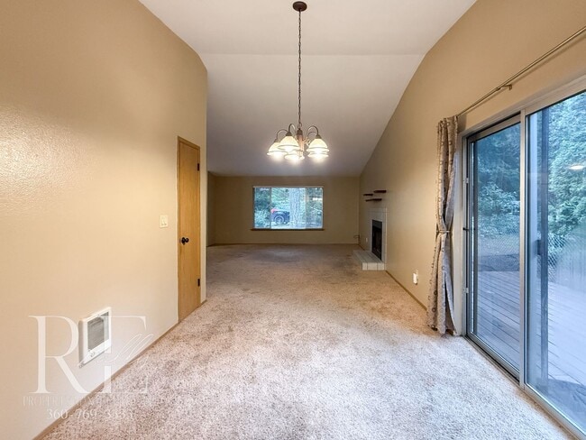 Foto del edificio - Vaulted Ceilings, Skylights & a True Primary Suite in This Gig Harbor Duplex
