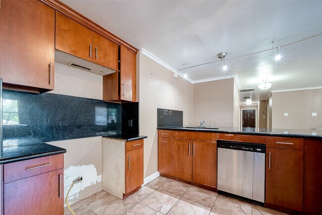 Building Photo - 7711 Beechnut St