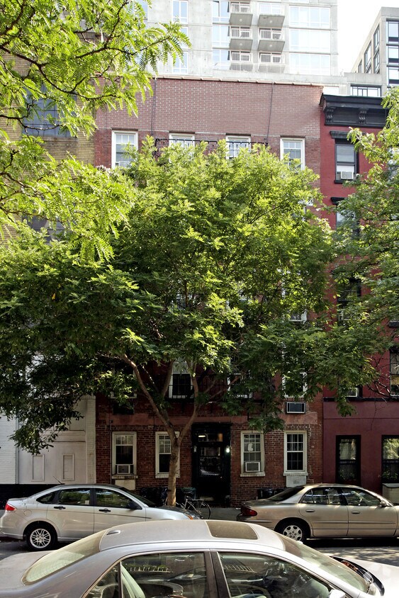 Primary Photo - 335 E 22nd St