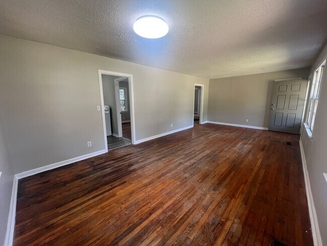Foto del edificio - 3 bedroom 1 bathroom single level home