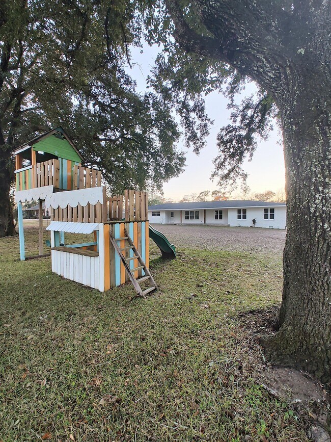 Building Photo - 120 Bayou DriveRose Hill Acres