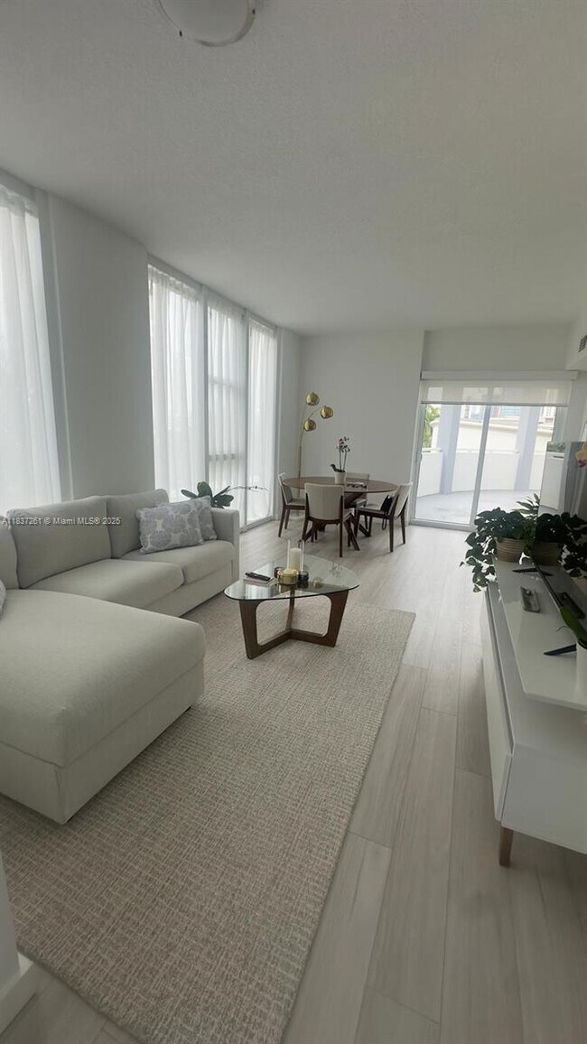 Foto del edificio - 275 NE 18th St