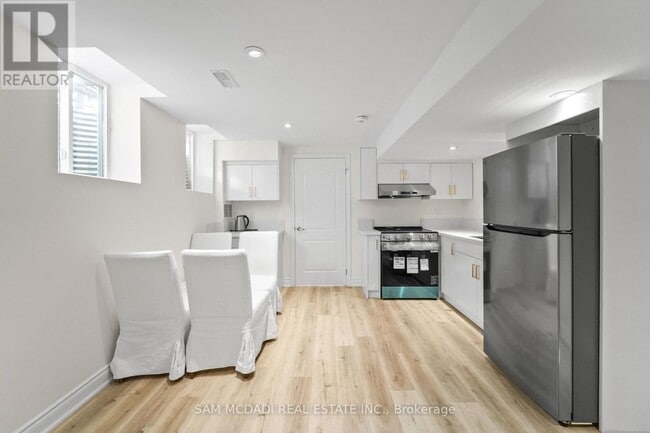 Building Photo - 904 Somerville Terrace