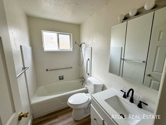 Building Photo - Newly Remodeled Ground Floor Unit | 2 Beds...