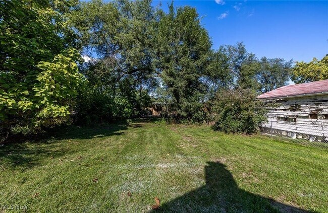 Building Photo - 353 S Maple St