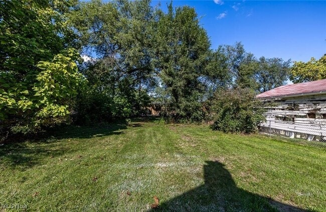 Foto del edificio - 353 S Maple St