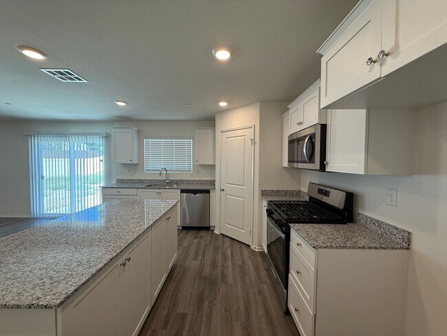 Foto del edificio - West Lancaster 4 Bedroom + 3 Bath