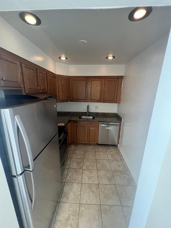Foto principal - 1931 Addison Rd S