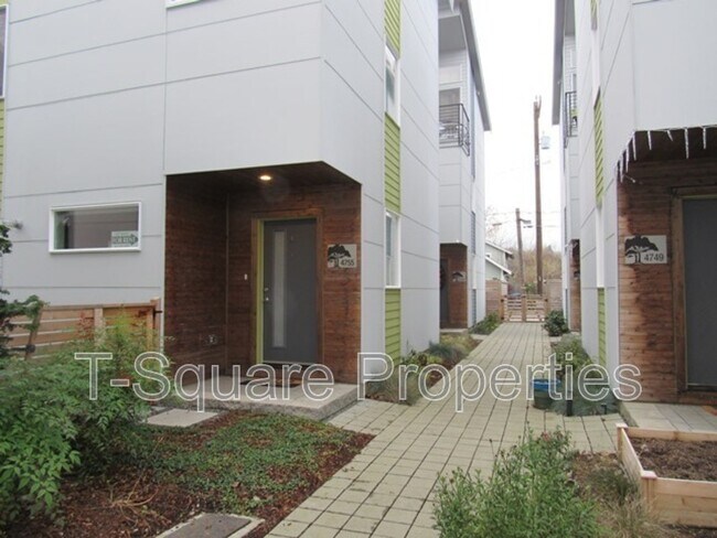 Foto del edificio - 4755 Delridge Wy SW