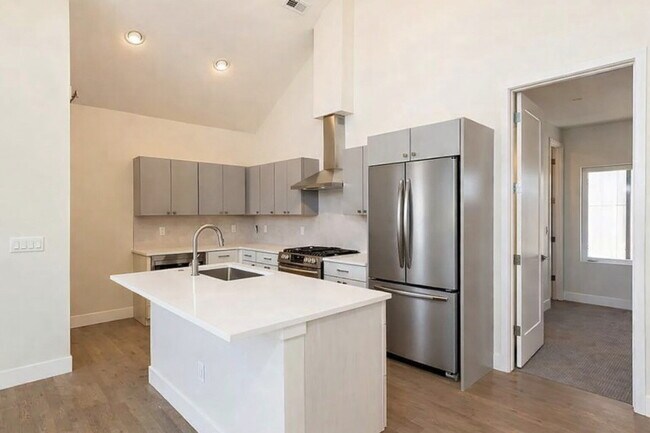 Foto del edificio - Modern 3 bed / 2.5 bed farmhouse townhome below market rent value